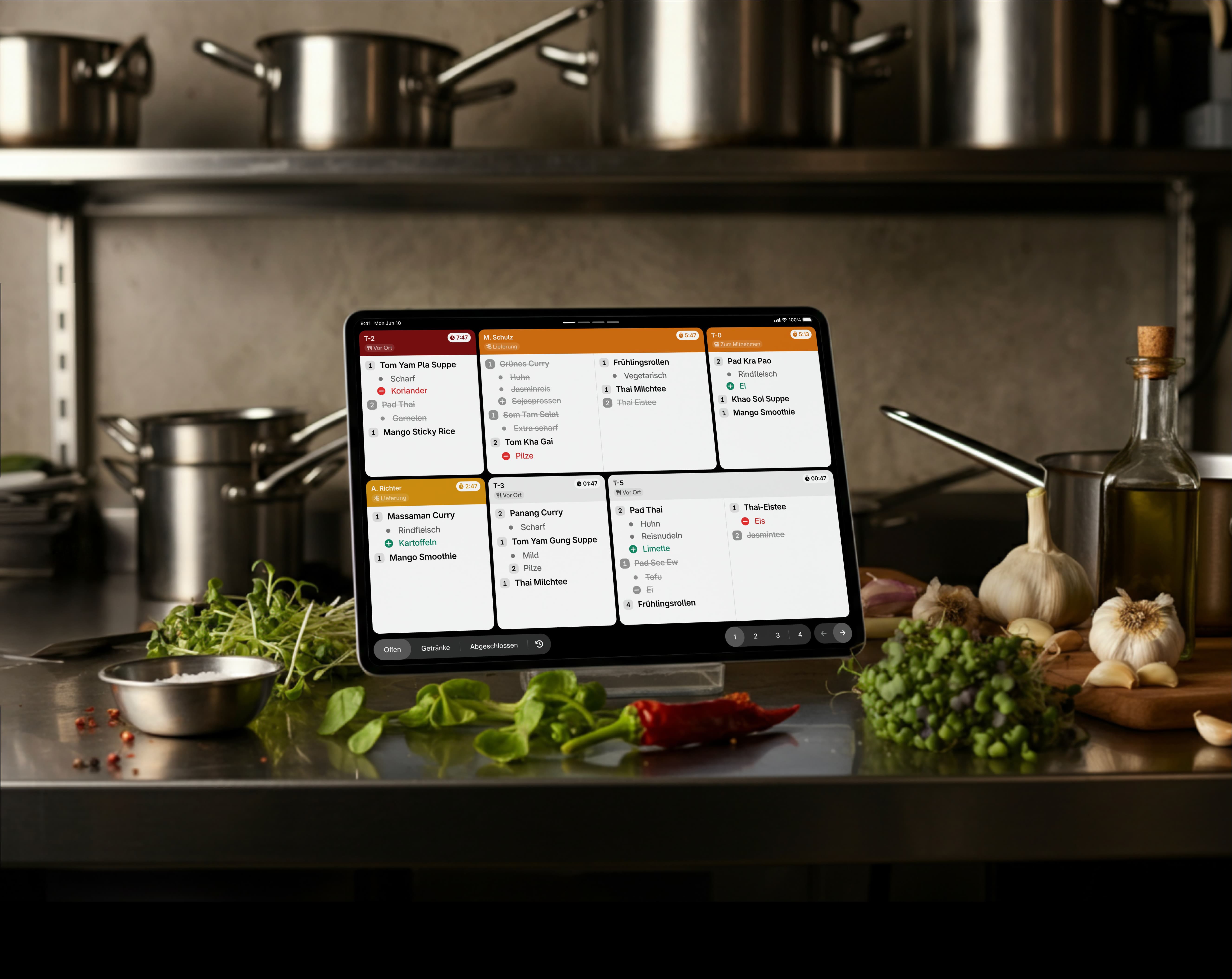 Ein iPad mit PIQY KDS-App steht auf einem Küchentresen